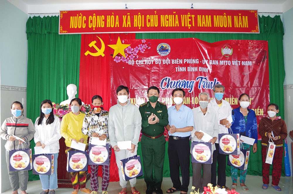 Bộ đội biên phòng tỉnh Bình Định trao qua Tết tặng người nghèo