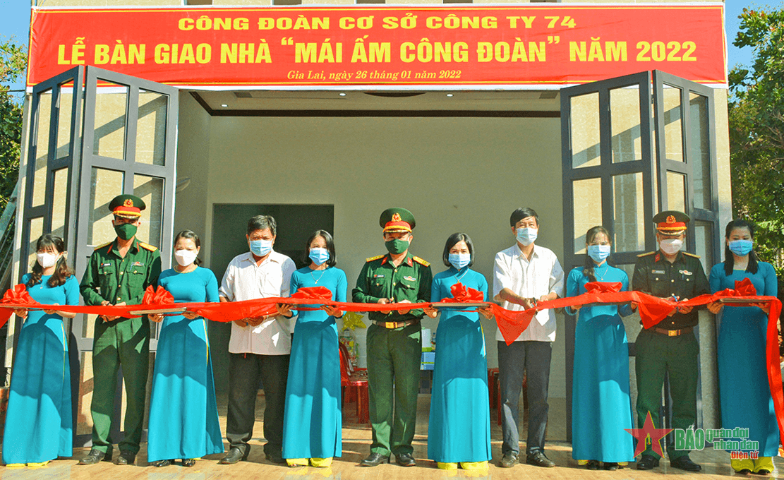 Công ty 74 trao tặng nhà “Mái ấm công đoàn” và “Mái ấm tình thương”