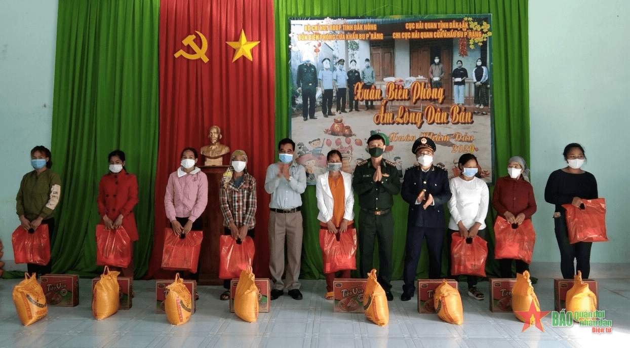 Xuân Biên phòng - ấm lòng dân bản đến xã biên giới Quảng Trực
