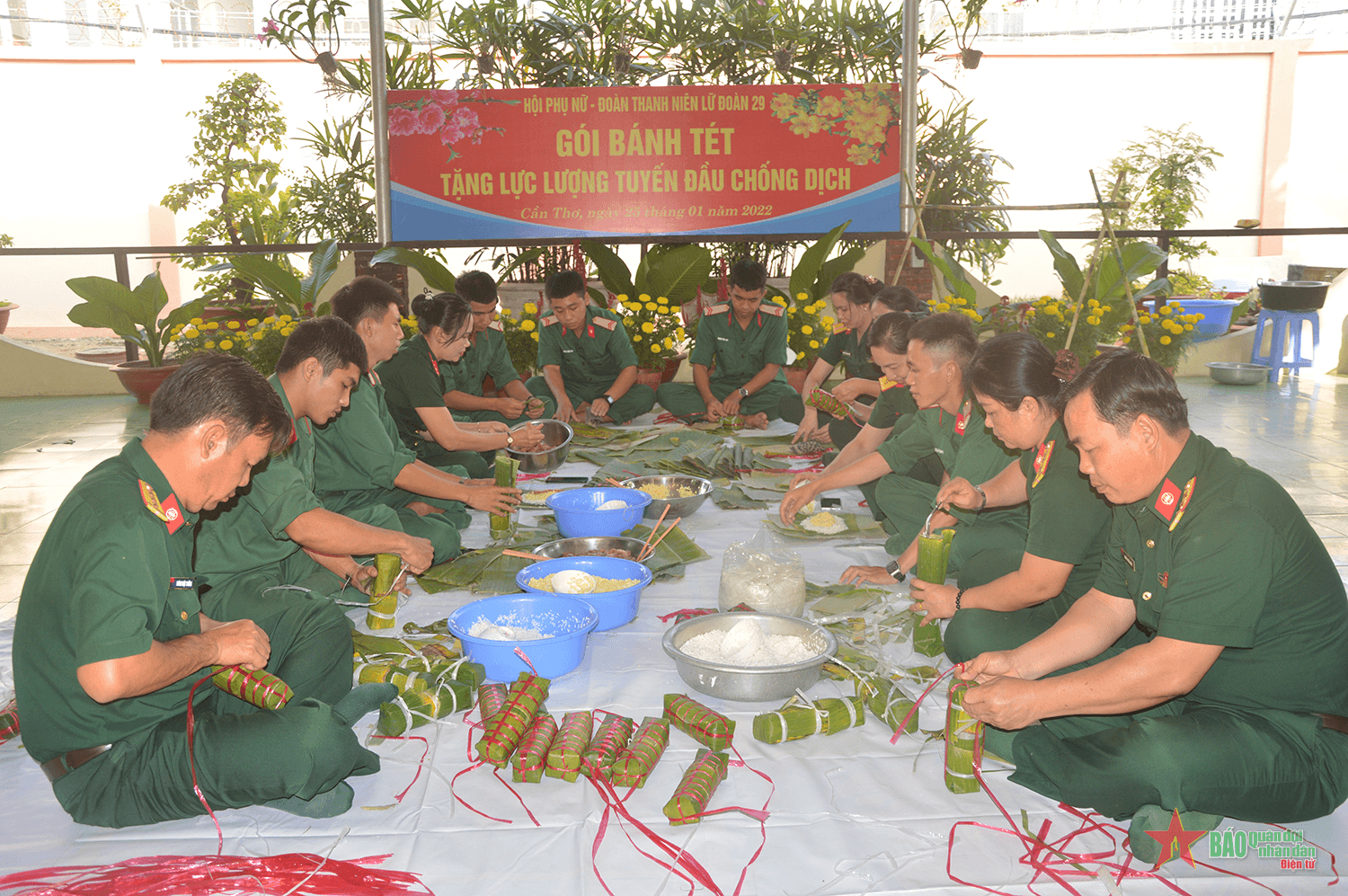 Bánh Tét nghĩa tình trao tặng cho lực lượng tuyến đầu chống dịch