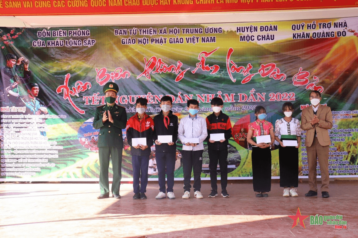 Mang Tết ấm cho dân bản