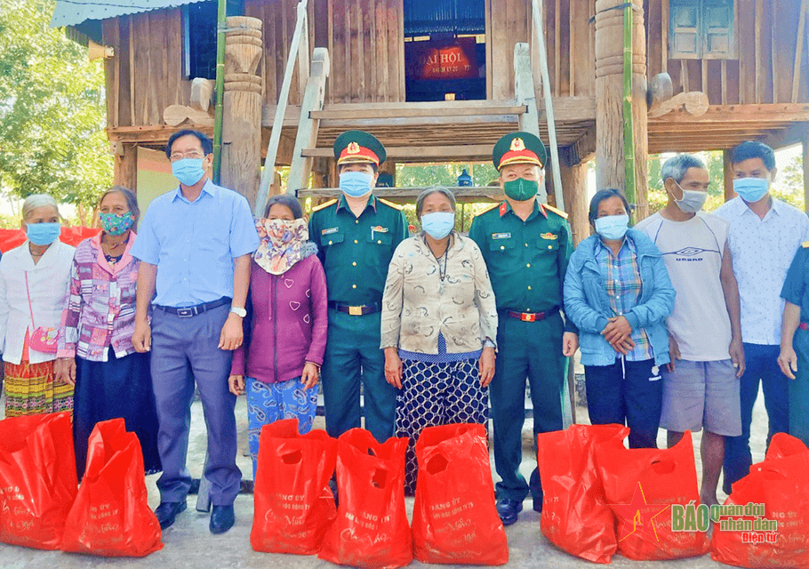 Công ty 78 tổ chức “Ngày hội bánh chưng xanh” và tặng quà cho nhân dân