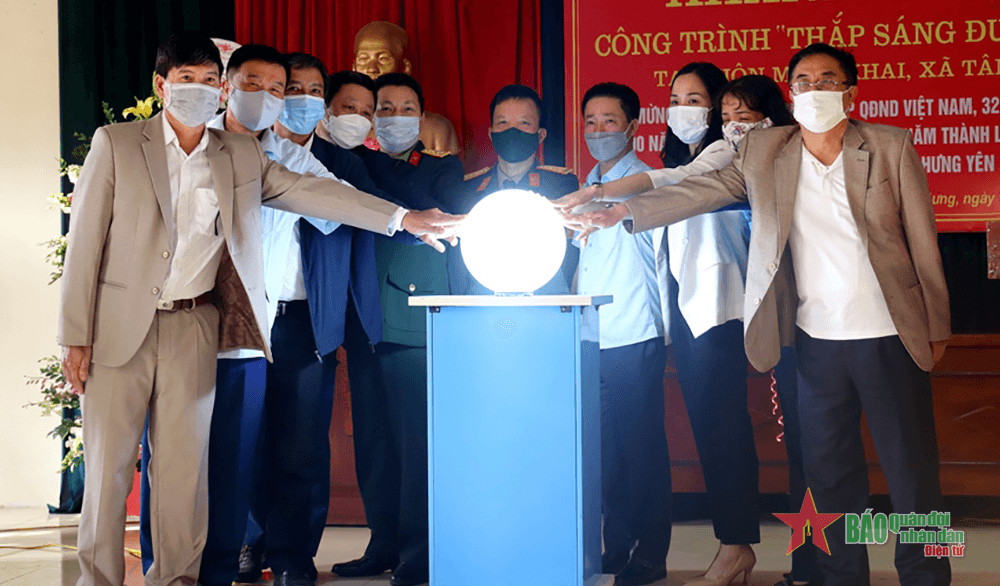 Chung tay thắp sáng đường quê