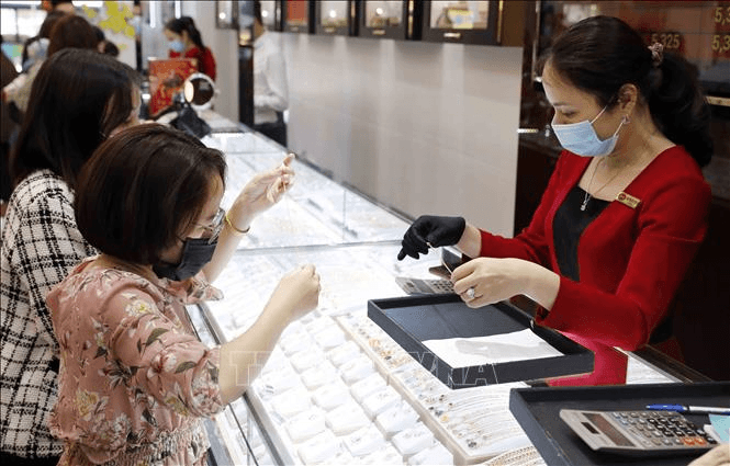 Giá vàng trong nước tăng giảm trái chiều, vàng SJC tiến gần ngưỡng 63 triệu đồng/lượng