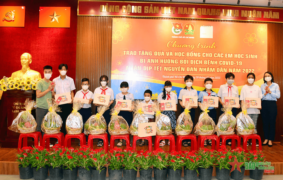 Chăm lo quà Tết, học bổng tặng học sinh mồ côi bởi dịch Covid-19