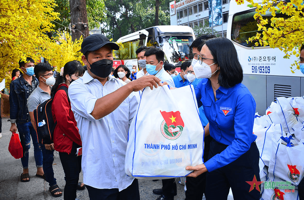 Chuyến xe mùa Xuân, tấm vé nghĩa tình đưa công nhân về quê đón Tết