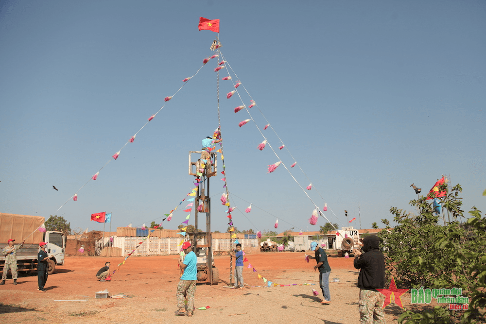 Người lính mũ nồi xanh Việt Nam dựng cây Nêu đón Tết ở Nam Sudan