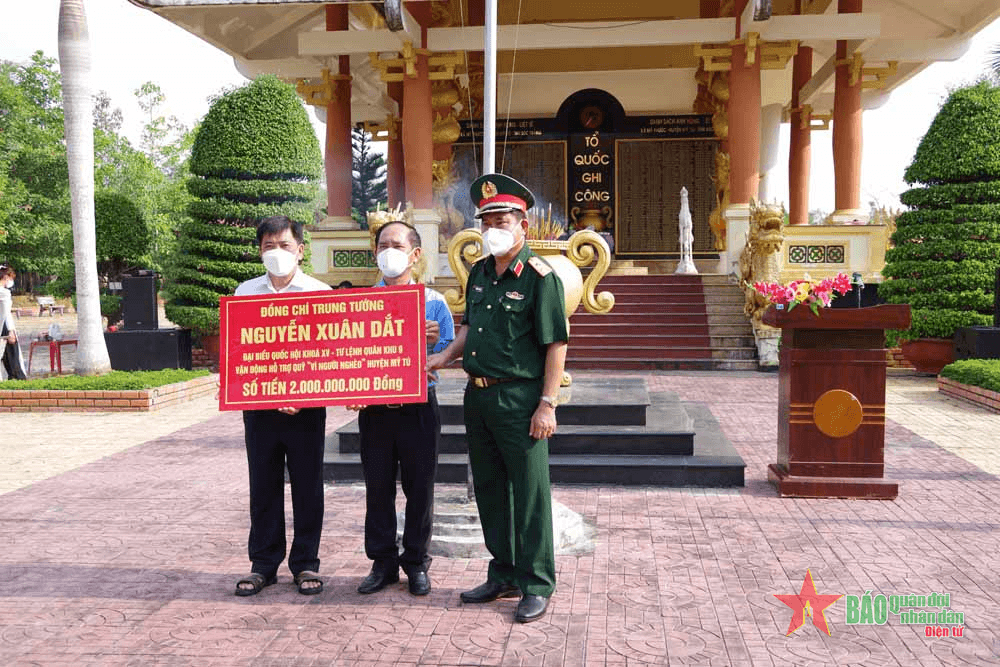 Trao tặng hơn 2 tỷ đồng cho “Quỹ vì người nghèo” tại Sóc Trăng