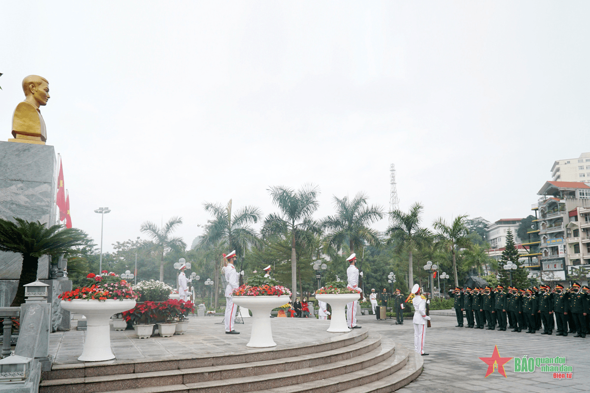 Bộ CHQS tỉnh Quảng Ninh dâng hương tưởng niệm các Anh hùng liệt sĩ