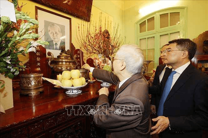 Tổng Bí thư Nguyễn Phú Trọng thắp hương tưởng niệm các đồng chí cố Tổng Bí thư của Đảng