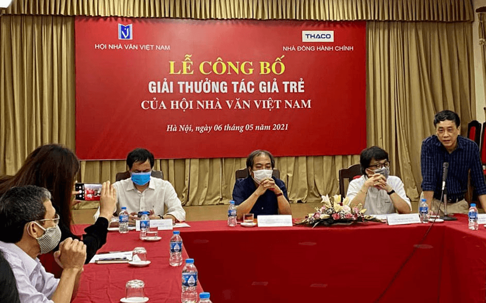 Nhìn thẳng - Nói thật: Bền chí với văn chương