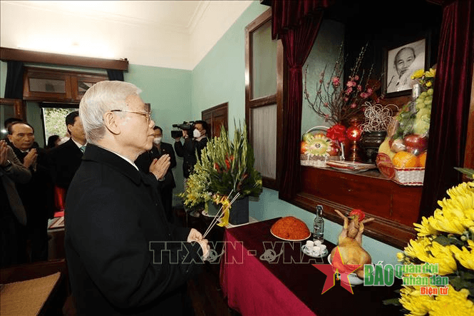 Tổng Bí thư Nguyễn Phú Trọng dâng hương tưởng niệm Chủ tịch Hồ Chí Minh tại Nhà 67