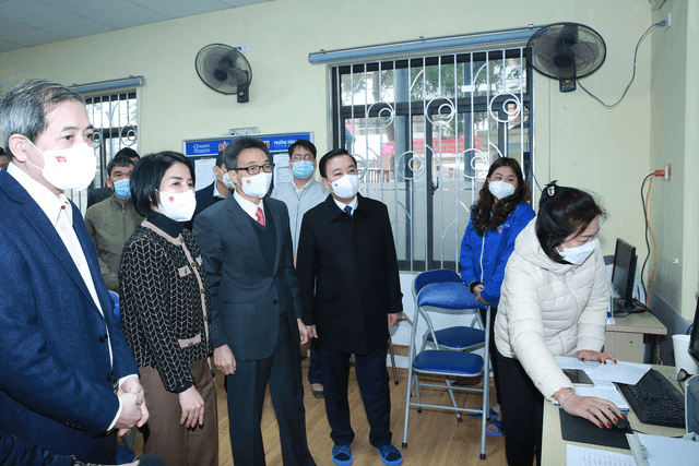 Phó thủ tướng Vũ Đức Đam động viên, chúc Tết cán bộ, y, bác sĩ tại Hà Nội