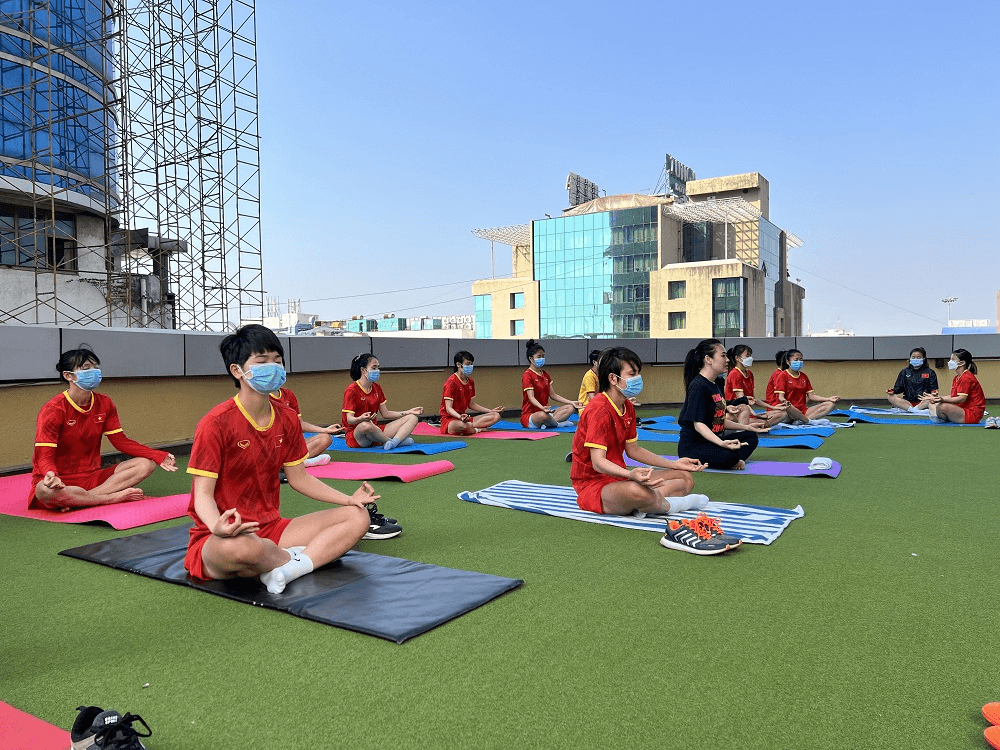Đội tuyển nữ Việt Nam ngồi thiền, tập yoga trước trận tranh vé World Cup
