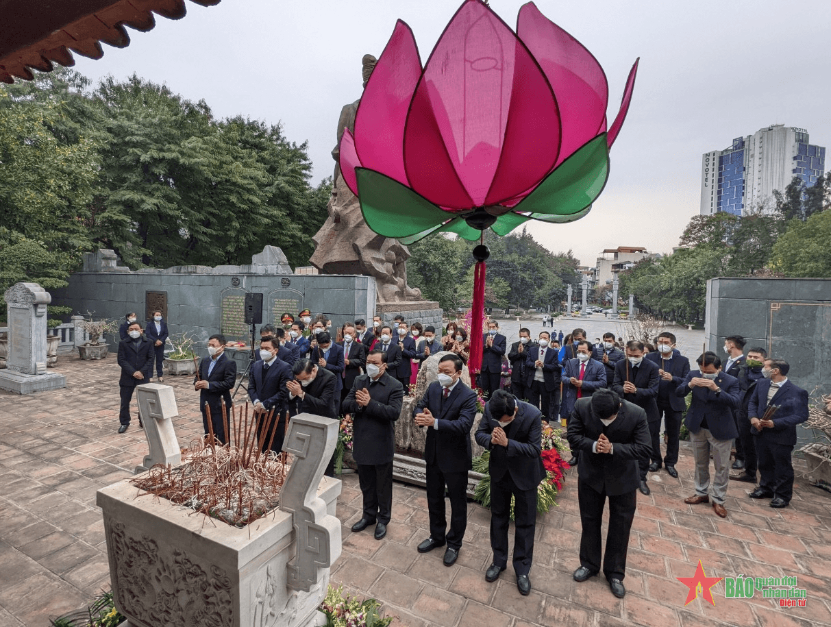 Lãnh đạo thành phố Hà Nội dâng hương tưởng niệm tại Gò Đống Đa