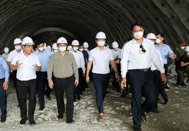 Thủ tướng Phạm Minh Chính tiếp tục kiểm tra, đôn đốc thi công tuyến cao tốc Bắc - Nam