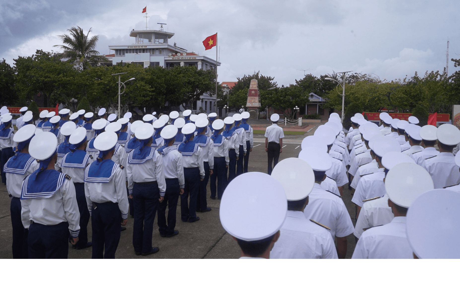Thiêng liêng Lễ chào cờ đầu năm ở Trường Sa
