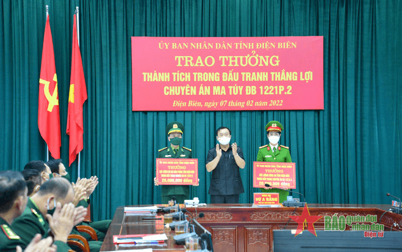 Điện Biên trao thưởng tặng lực lượng phá chuyên án thu 72 bánh heroin