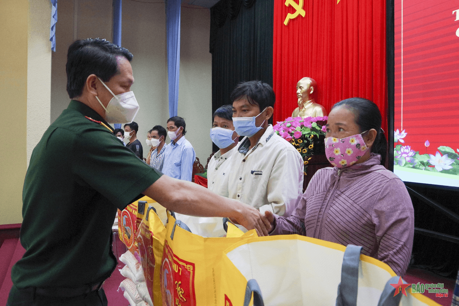 Mùa xuân ấm tình quân dân