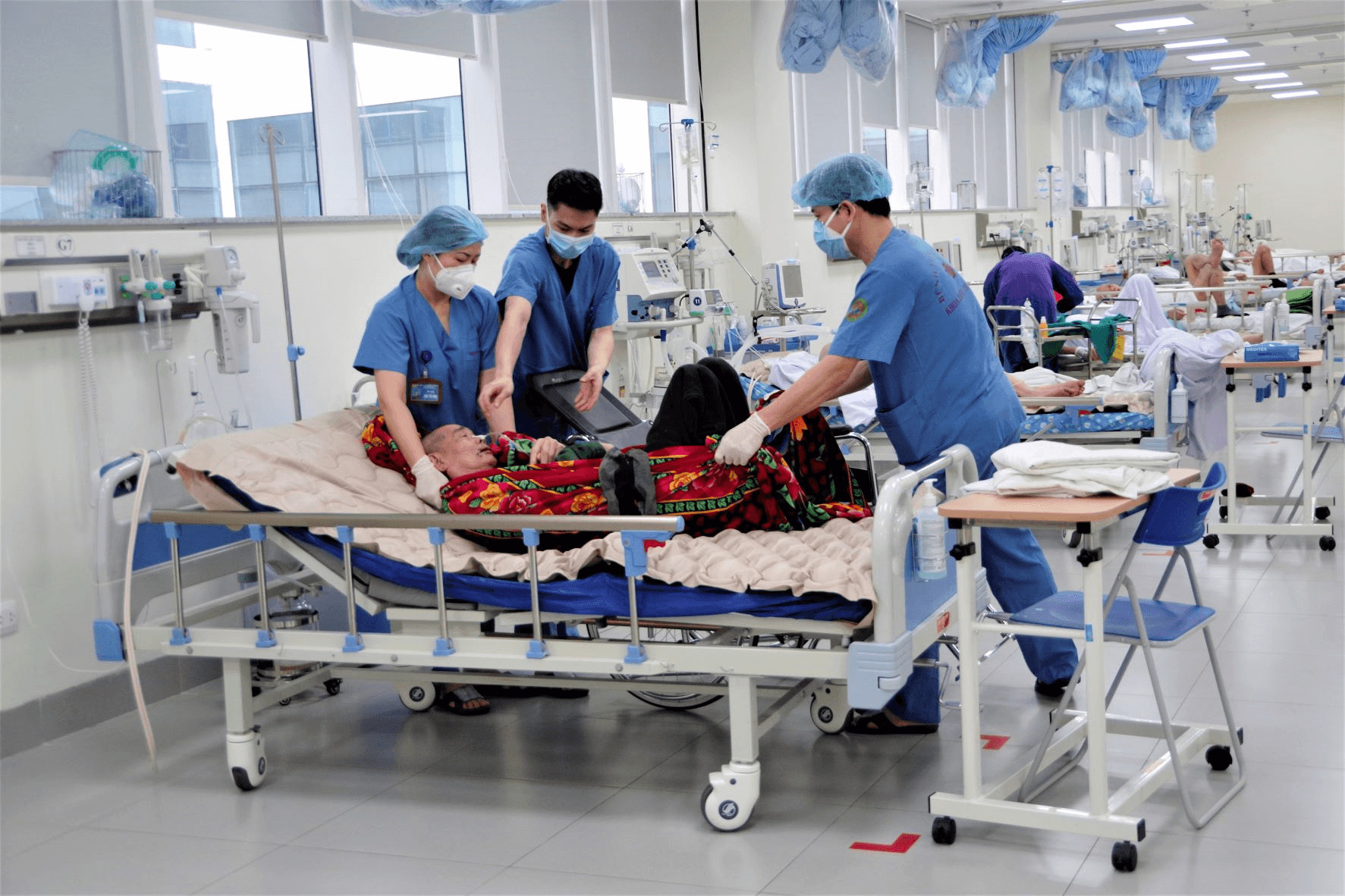 Ở nơi những đôi dép nhanh mòn