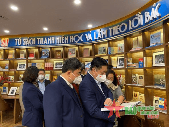 Đồng chí Nguyễn Trọng Nghĩa thăm Trung tâm Sách quốc gia