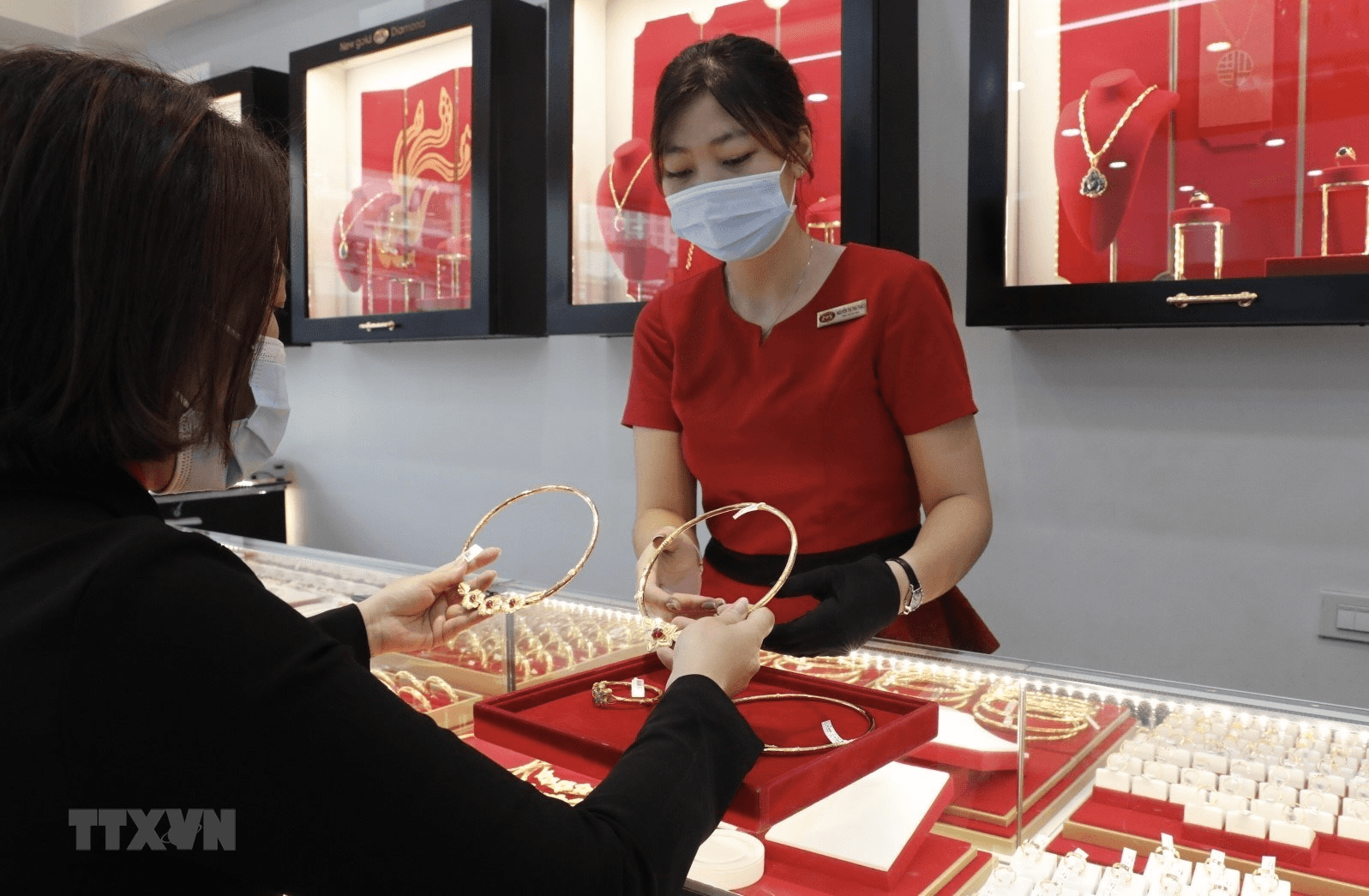 Vàng tiếp tục giảm giá mạnh trước ngày vía Thần Tài