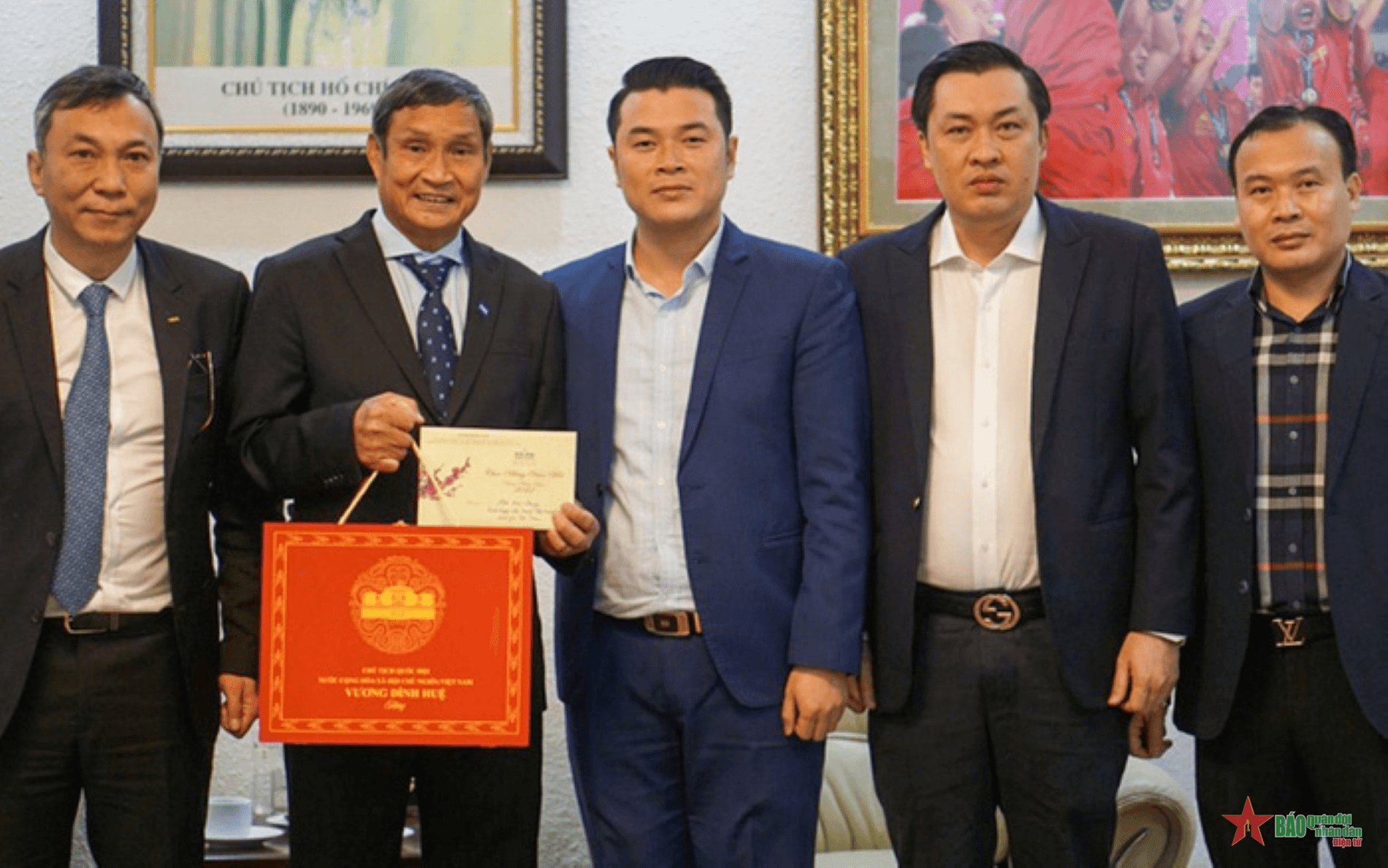 Chủ tịch Quốc hội Vương Đình Huệ chúc mừng thành tích của Đội tuyển bóng đá nữ Quốc gia Việt Nam