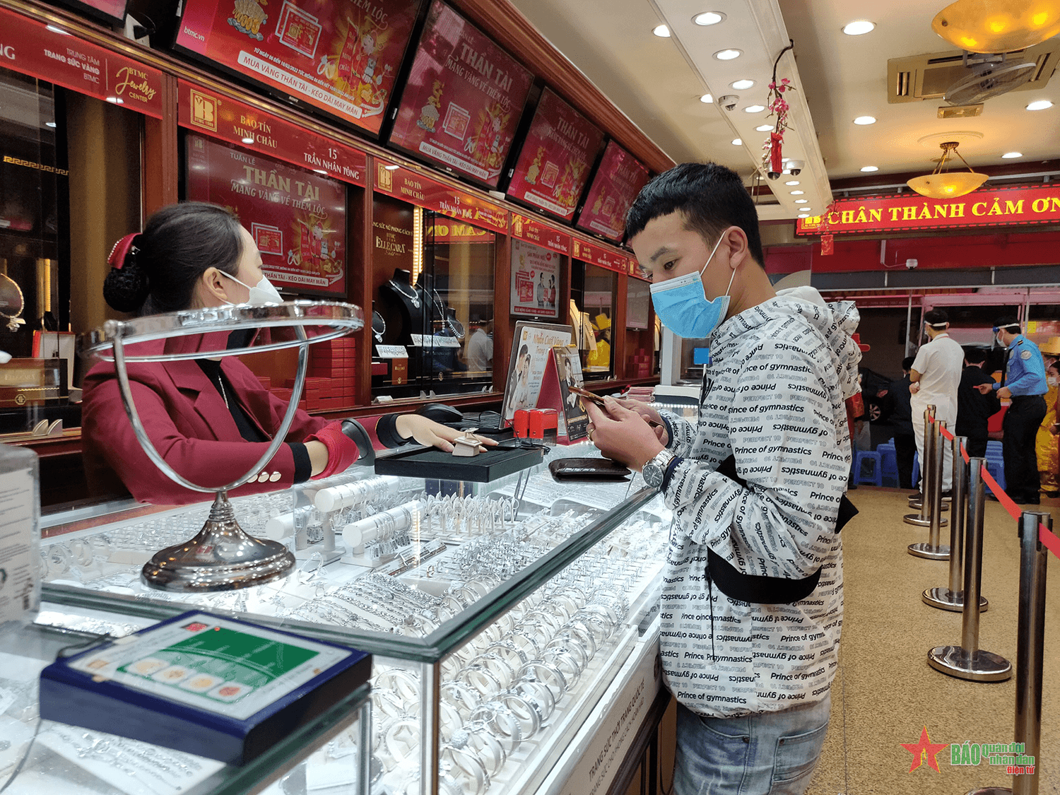 Giá vàng trong nước “bốc hơi” gần 500 nghìn đồng/lượng sau ngày vía Thần Tài
