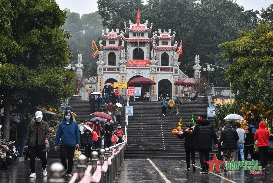 Người dân đổ về đền Bà Chúa Kho xin lộc đầu năm