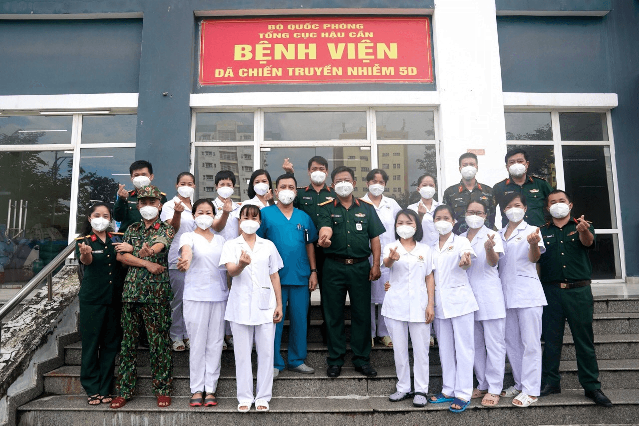 "Tinh thần thép" ở bệnh viện dã chiến truyền nhiễm