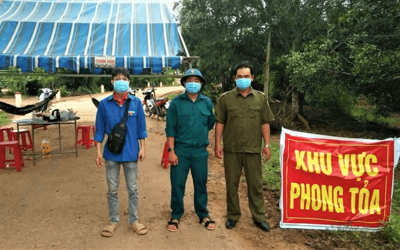 Bộ đội giúp bà con vùng biên Ea Súp chống dịch