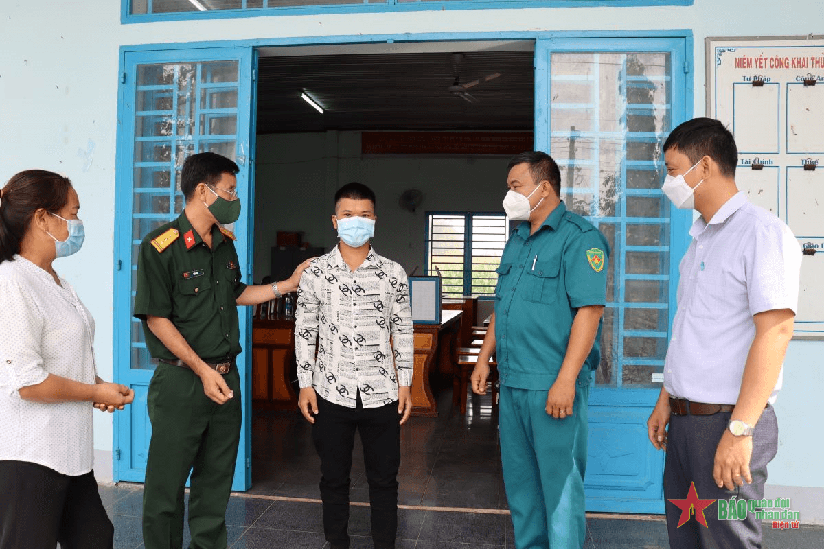 Vận động tuyển quân trong ấp dân tộc ở Đồng Nai