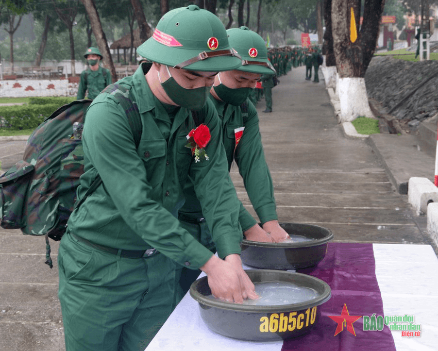 Trung đoàn 165 (Sư đoàn 312, Quân đoàn 1) tiếp nhận công dân nhập ngũ an toàn