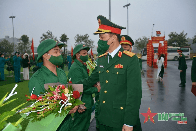 Trung tướng Nguyễn Trọng Bình dự lễ giao, nhận quân tại huyện Văn Lâm (Hưng Yên)