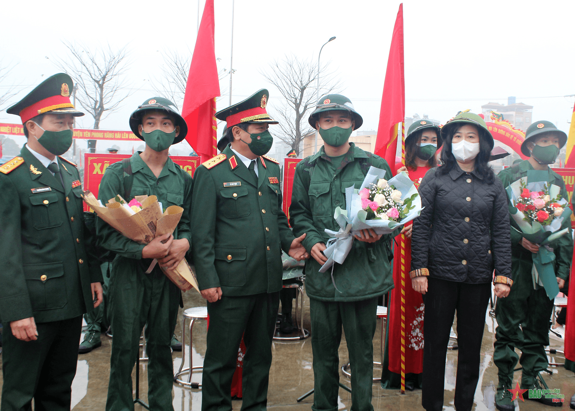 Thượng tướng Lê Huy Vịnh dự và động viên thanh niên lên đường nhập ngũ tại Bắc Ninh
