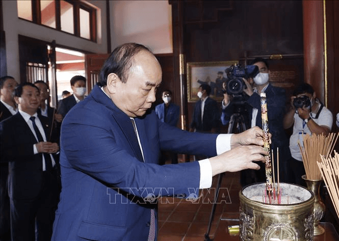 Chủ tịch nước Nguyễn Xuân Phúc dâng hương tại Khu lưu niệm Thủ tướng Phạm Văn Đồng, tỉnh Quảng Ngãi