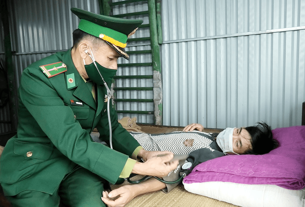 Đưa 11 ngư dân tàu QB 98160TS bị nạn về bờ an toàn