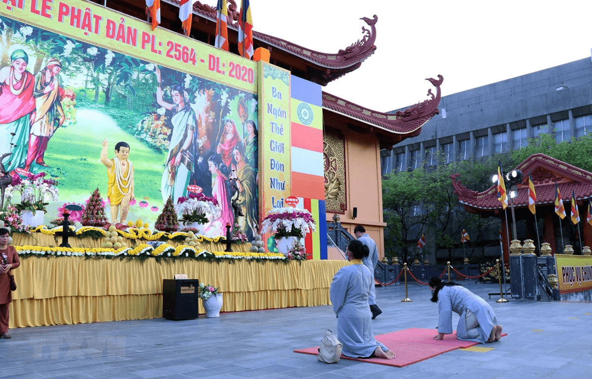 Việc chấm dứt sinh hoạt tôn giáo tại địa điểm cũ của nhóm sinh hoạt tôn giáo tập trung được quy định như thế nào?