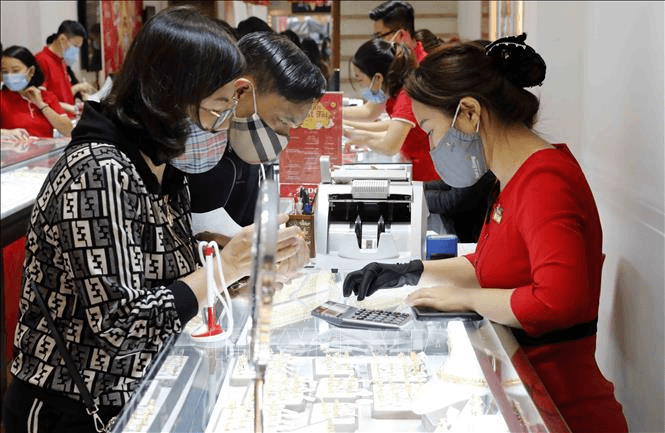 Giá vàng trong nước vượt đỉnh, vàng SJC trên 63 triệu đồng/lượng