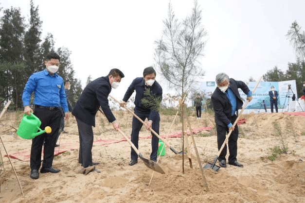 BIDV phối hợp tổ chức trồng 6.500 cây phòng hộ ven biển tại Nghệ An