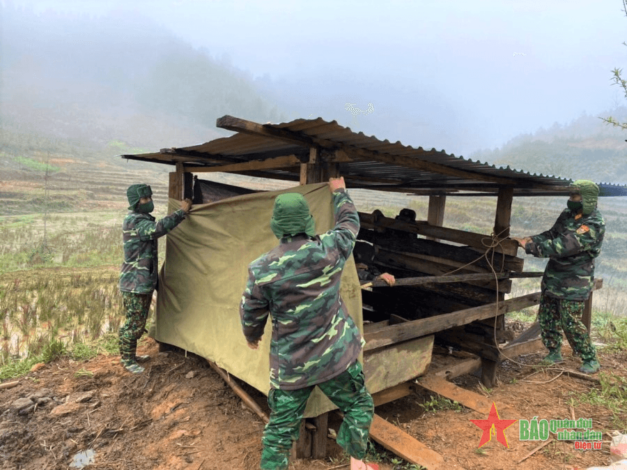Nghệ An: Bộ đội Đồn Biên phòng Tri Lễ tuyên truyền giúp đỡ người dân ứng phó giá rét cho vật nuôi
