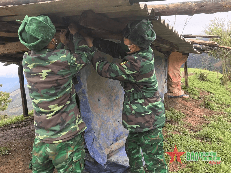 Nghệ An: Đồn Biên phòng Na Loi vận động người dân chủ động chống rét cho vật nuôi