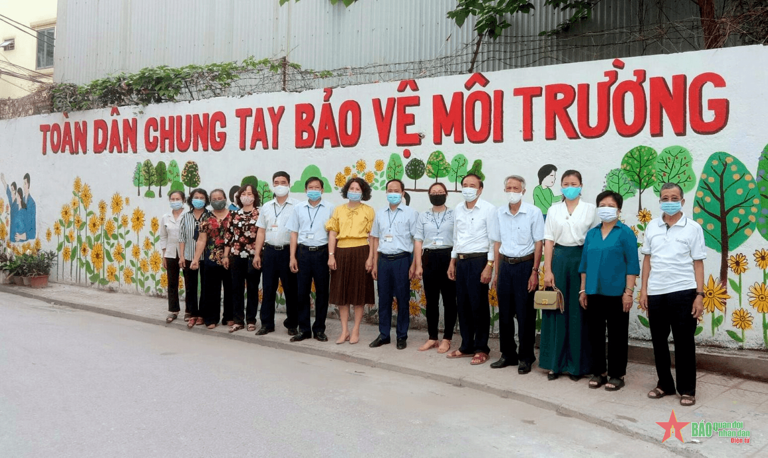 Con đường thêm đẹp nhờ bàn tay phụ nữ