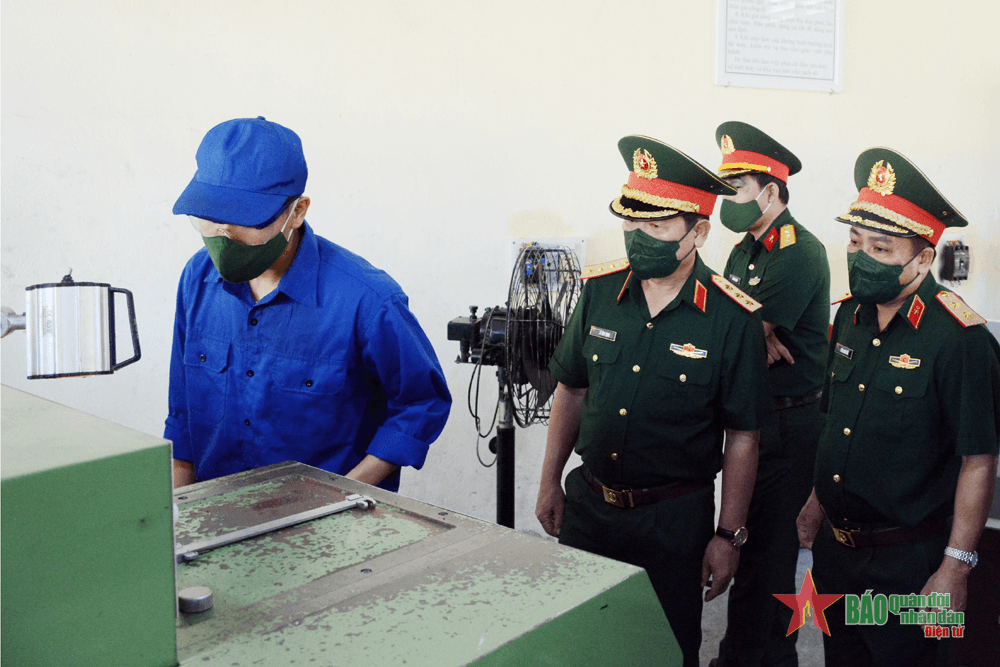 Thượng tướng Lê Huy Vịnh thăm, làm việc tại Trường Trung cấp Kỹ thuật miền Trung, Tổng cục Kỹ thuật