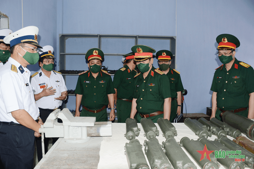 Thượng tướng Lê Huy Vịnh thăm và làm việc tại Nhà máy Z753