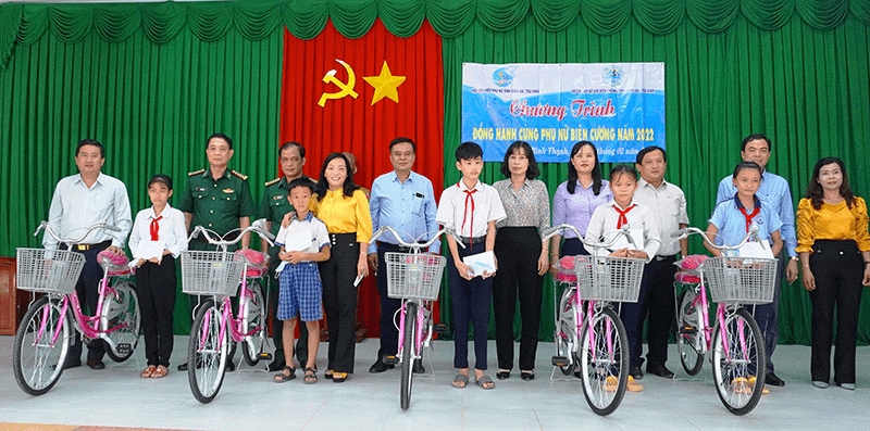 Tổ chức chương trình “Đồng hành cùng phụ nữ biên cương”