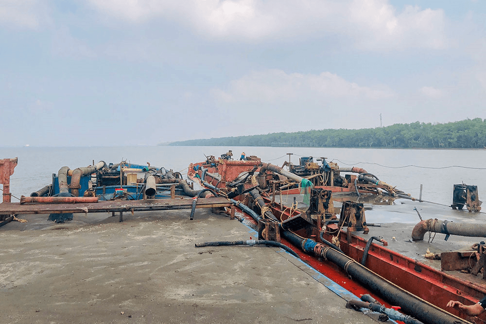 Bắt giữ 3 sà lan vận chuyển cát trái phép trong đêm