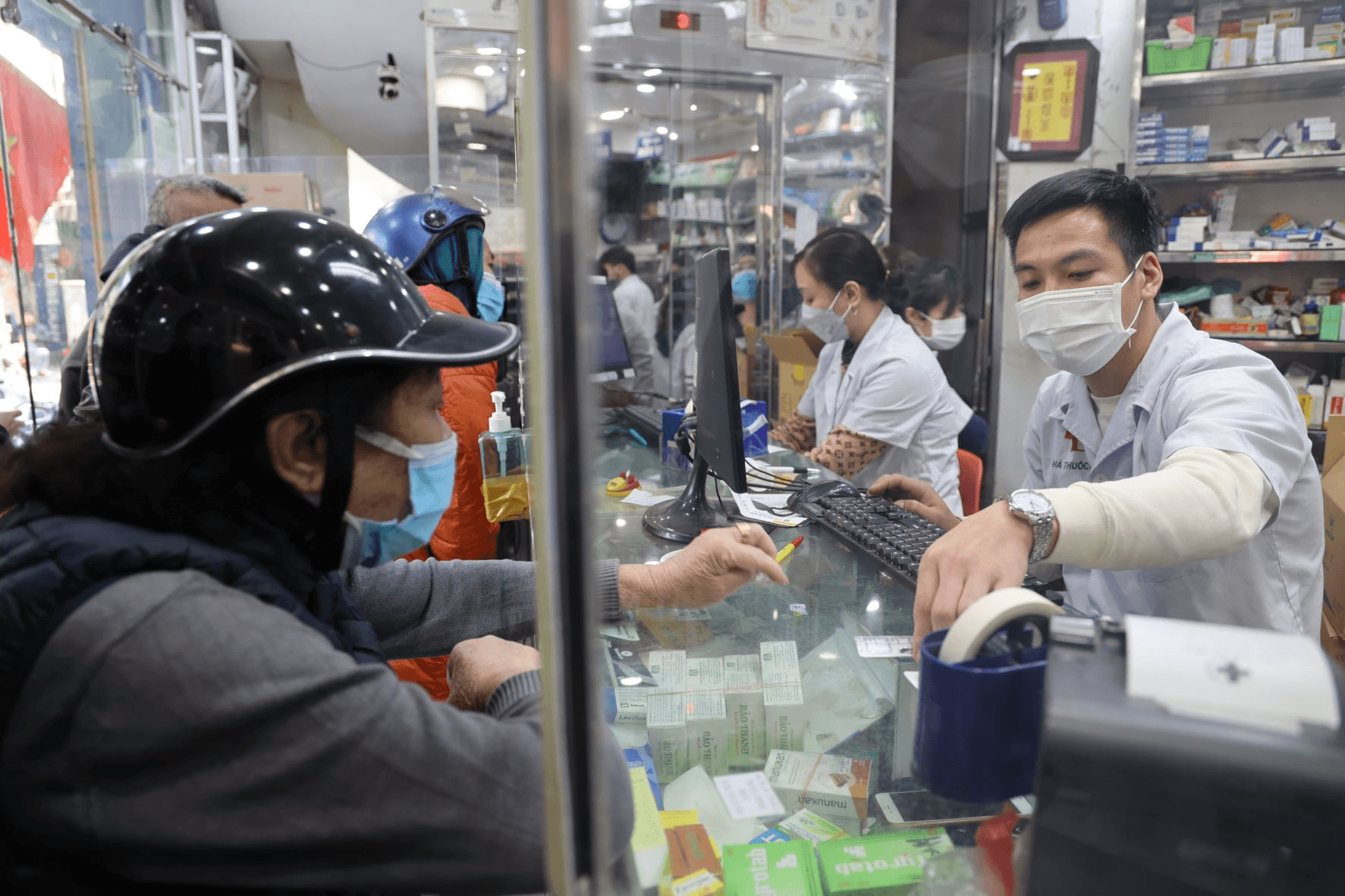 Hà Nội kiểm tra đột xuất các nhà thuốc kinh doanh thuốc điều trị Covid-19