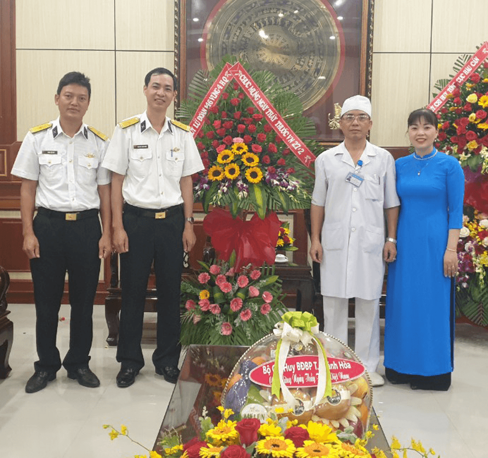 Lữ đoàn 146 thăm, chúc mừng các đơn vị quân y trên địa bàn đóng quân