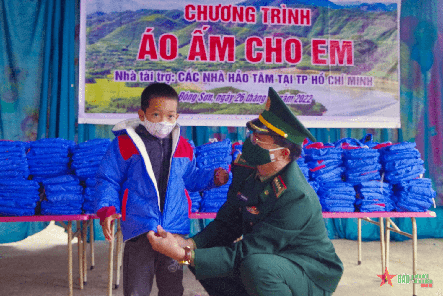 Tặng hơn 1.000 áo ấm cho trẻ em biên giới